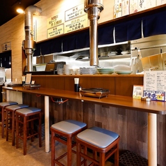 一人焼肉やデートに使いやすいカウンター席。目の前で焼きながら、自分のペースでゆっくり食事が楽しめる落ち着いた空間です。