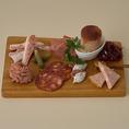 【オススメ】お肉屋さんのシャルキュトリ－盛り合わせ！色んなお肉を少しずつ楽しみたい方の為に。どのお肉を食べても味わい深く、ワインとの相性も抜群！2人でシェアしながら食べるのにちょうどいい量です。