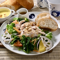 チキンサラダプレート［スープ・パン付］