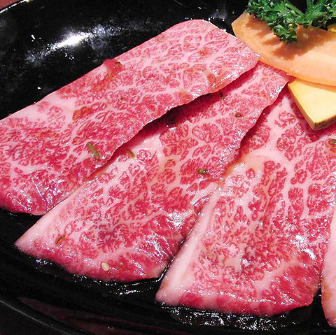 七輪を囲んで上質な肉と秘伝のタレを網走で味わえる居酒屋風の炭火焼き肉店です。