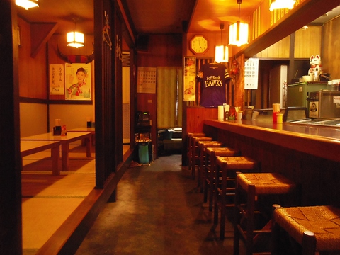 昭和の雰囲気や人情味あふれる昔懐かしい焼鳥屋。〆にラーメンも食べられる。