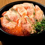 脂ののった新鮮な鮭といくらを贅沢に使用した卓で炊く「はらこご飯」は人気の逸品。