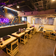 壁一面のカラフルな大阪モチーフのアートウォールと、ベンチシートでくつろげるカジュアルゾーン。横並びなのでグループでも写真が撮りやすい席◎