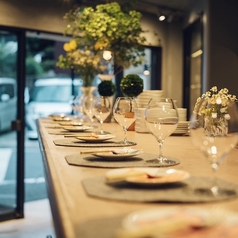 完全貸切の店舗で、まるで貴族のパーティーのような雰囲気を楽しんでください♪店内を自由に移動しながら、贅沢な時間が過ごせます。ワイン片手に、友人たちと素敵な会話を交わしながら、思い出を作りましょう。ここでの体験は、きっと一生の宝物になります◎