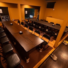 【宴会オススメ】最大24名まで着席可能です！柔らか照明が灯る雰囲気のよい空間。貸切利用は宴会や懇親会など幅広く利用できます。貸切は要相談となっております、ご希望の場合はご相談ください。