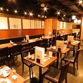 2名～4名様用テーブル席。落ち着いた店内空間にあるテーブル席は個室ではなくとも、ゆったりとお食事を楽しむことが可能です。飲み放題付コースや美味しい逸品料理、種類豊富なドリンクをご用意してお待ちしております。