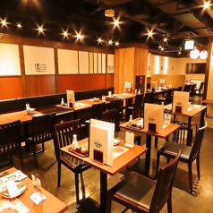 2名～4名様用テーブル席。落ち着いた店内空間にあるテーブル席は個室ではなくとも、ゆったりとお食事を楽しむことが可能です。飲み放題付コースや美味しい逸品料理、種類豊富なドリンクをご用意してお待ちしております。