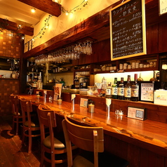 お一人様でのサク飲みや、肩を並べて語り合いたいデートに最適。スタッフとの会話も楽しめる特等席です。