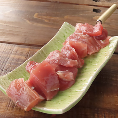 【希少部位の香ばしい串焼き】マグロの串◆旨味が凝縮された珍しい魚介メニューの写真