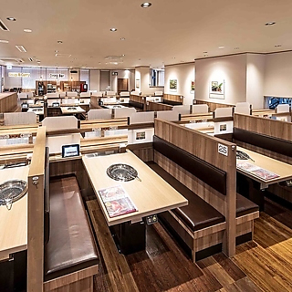 広々としたお席＆広めの通路でお子様連れでも安心してお過ごしいただけます。※画像はイメージです。