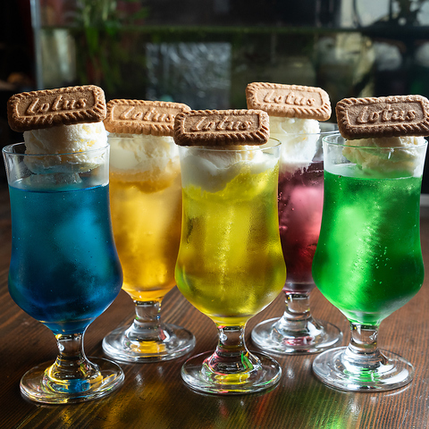 昼はオシャレなカフェ、夜はスポーツバーとして営業中♪ふらっと入りやすい空間です◎