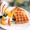 料理メニュー写真 和歌山県産旬のフルーツワッフル⇒季節によりフルーツは変わりますのでご了承ください。