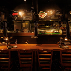 オープンカウンターで活気のある厨房の雰囲気を楽しめます。