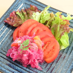 トマトと赤玉ねぎのマリエ