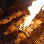 大人気￥3,000-コースのメイン料理BBQ串。約30センチの巨大串で食べ応え抜群
