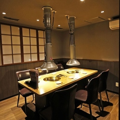 2～6名様までご利用いただけるテーブル席の完全個室は、シックな色遣いでまとめ、普段遣いから大切な記念日、接待まで幅広くご利用いただけます。