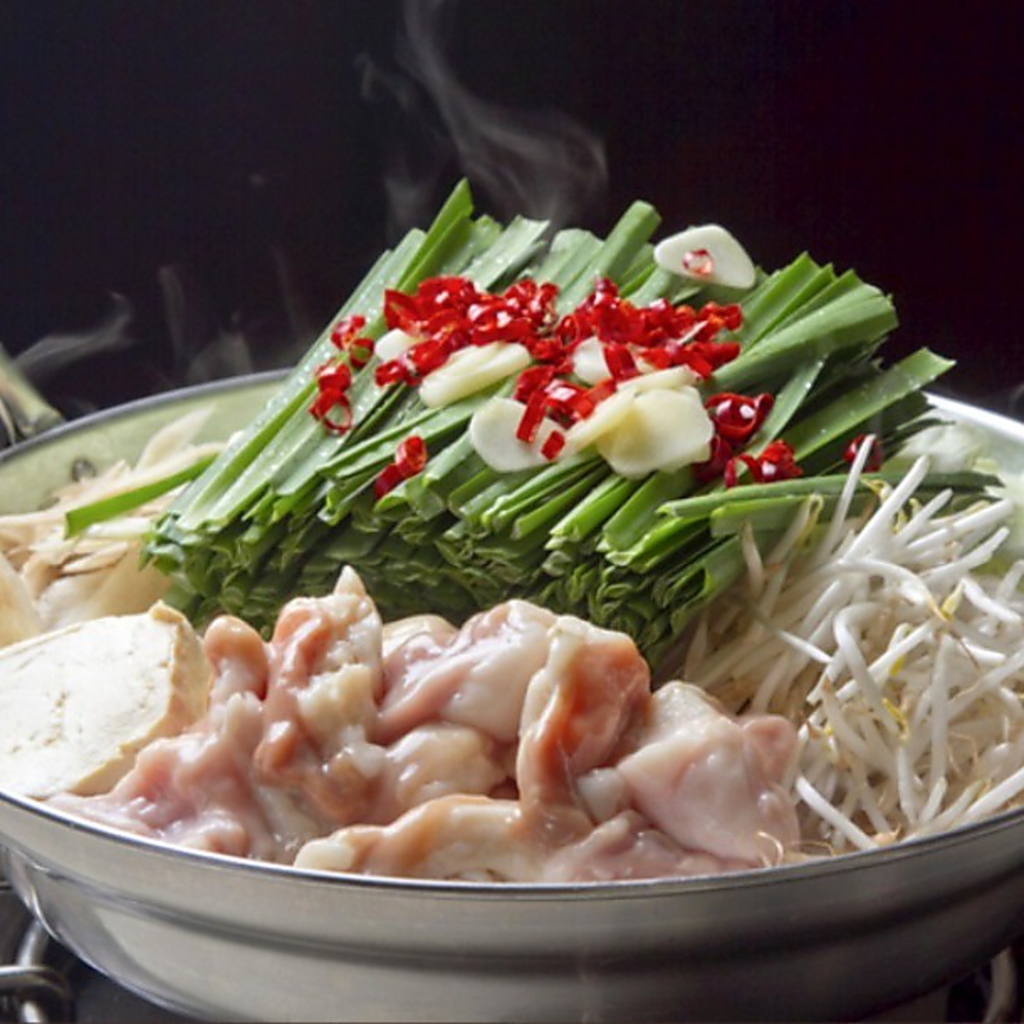 冬にピッタリのもつ鍋はスープが選べる仕様。焼肉屋だからこそできる新鮮なもつを使用。