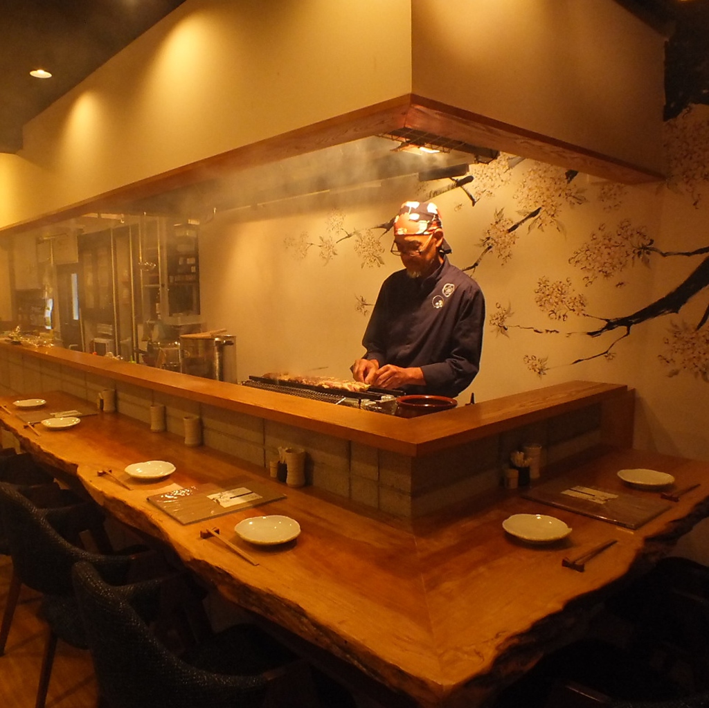 【焼鳥はカウンターが熱い】臨場感あるカウンターは大人デートにも最適です！