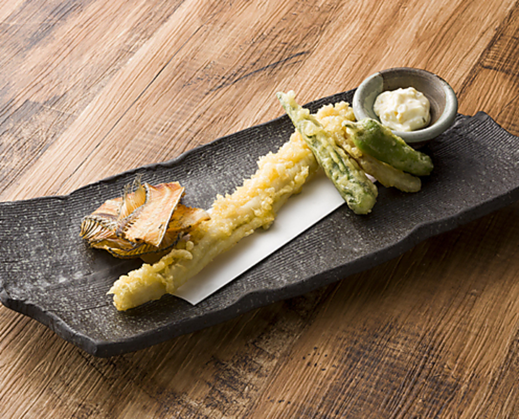 太刀魚の天ぷら海洋深層水塩で968円(税込)  太刀魚を一本揚げにします。骨煎餅添え。