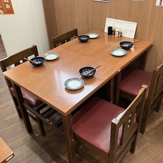 4名様テーブルは5テーブルご用意。レイアウト変更も可能です！