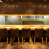 洗練された雰囲気のカウンター席と個室席