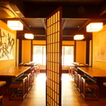 【1階テーブルエリア貸切／20～40名様】築100年の京町家でプライベートなひとときを。上木屋町の高瀬川沿いという便利で情緒ある通りの京町家。その1階、風情あるテーブル席エリアは、20名様から貸切でご利用いただくことができます。上品な和空間はビジネスシーンにも最適。ご宴席にご利用くださいませ。