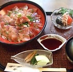 焼津港で水揚げされた新鮮な海鮮丼