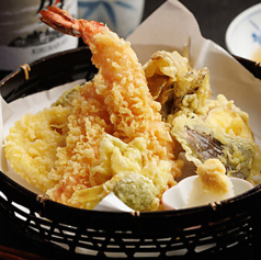 熟練の技で揚げる、サクサクの「季節の天ぷら」の写真