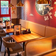 本場中国を想起させる調度品や装飾が施された、お洒落で洗練されたテーブル席。温かみのある照明が落ち着いた空間を演出し、日常を忘れてゆっくりとお食事をお楽しみいただけます◎異国情緒あふれる雰囲気の中で、熟練シェフが作る本格中華を堪能する特別なひとときをお過ごしください。