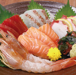 串焼きや新鮮な鮮魚を使った料理など、料理もドリンクも種類豊富に取り揃え♪