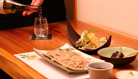 刈谷で新鮮な鴨料理や信州蕎麦を厳選銘酒とともにお楽しみいただけます。