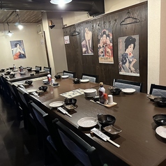 20名様以上で貸切も承っております！最大28名様までの歓送迎会、打ち上げ、忘年会等、幅広い用途にご利用いただけます。120分飲み放題付きの宴会コースも各種ご用意しております。貸切なので、気兼ねなくお酒を片手にワイワイと楽しいひと時をお過ごしください。ついつい箸が止まらなくなる当店自慢の料理もご堪能あれ♪