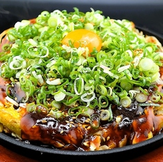 広島風スタイルの魅力を一枚に込めた特製お好み焼き