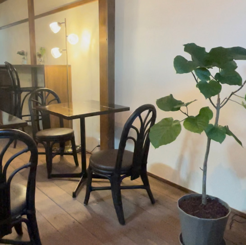 京都御所と二条城の間に佇むカフェ＆レストラン。和みのひとときに寄り添う居所です。