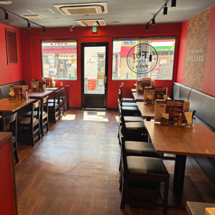 4名席テーブルが7つございます。4名を超える場合は、結合も可能です♪