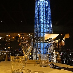 ダイニングエリアに広がるお席は、ソファー席も完備しており、長時間の滞在でも疲れにくいのが特徴です。開放感のある大きな窓からは東京の街並みを一望でき、時間の経過とともに表情を変える空の色を楽しみながら食事が進みます。広めの席間隔を確保しているため、プライバシーを守りつつ楽しめます。