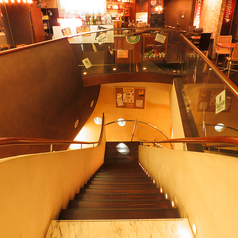 大きな階段を降りると洗練されたカジュアルイタリアンレストランが！