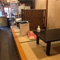 【店内通路】お店に入って左側にテーブル（座敷）が3卓ございます。※コロナ対策でお席の空間を確保する為、現在はテーブル1卓を封鎖し、2卓となっております。