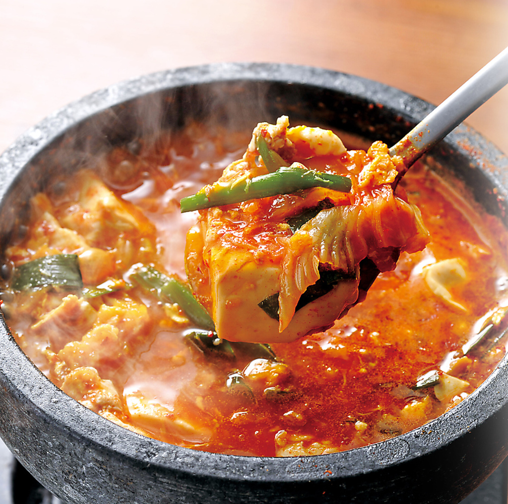 種類豊富なメニュー！お酒のおつまみから、ガッツリ系のお食事まで勢揃い♪