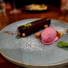 “パナケア風 ティラミス” カシスのジェラート添え