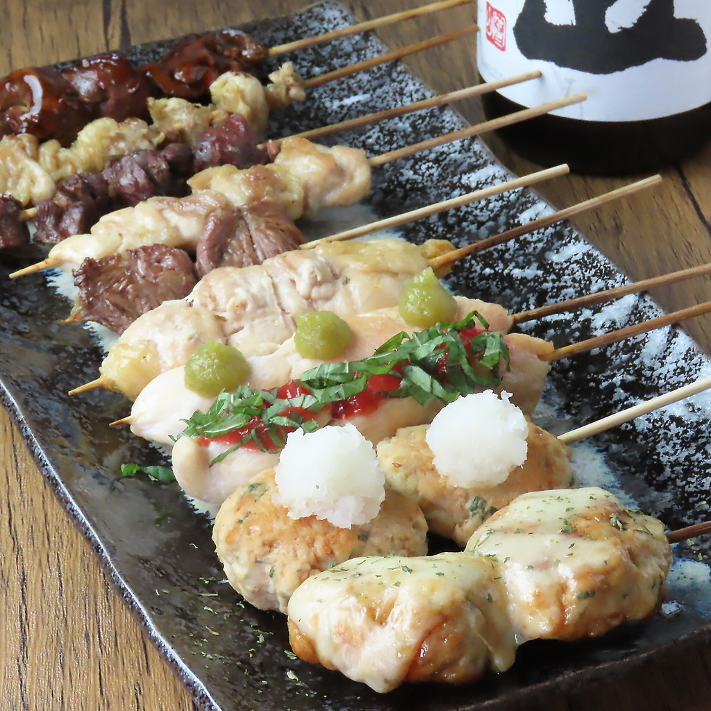 じっくりと焼き上げる焼鳥も自慢◎つくねやささみ梅しそなど豊富なラインナップからお好みの1本を♪
