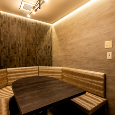 周りを気にせず、落ち着いた時間をゆっくりとお過ごしいただける完全個室フロア。プライベート感のある空間で、会話とお食事を心ゆくまでお楽しみいただけます。各種ご宴会やご友人との集まり、会社の飲み会など、さまざまなシーンに対応可能。飲み放題付きの宴会プランもご用意しております。