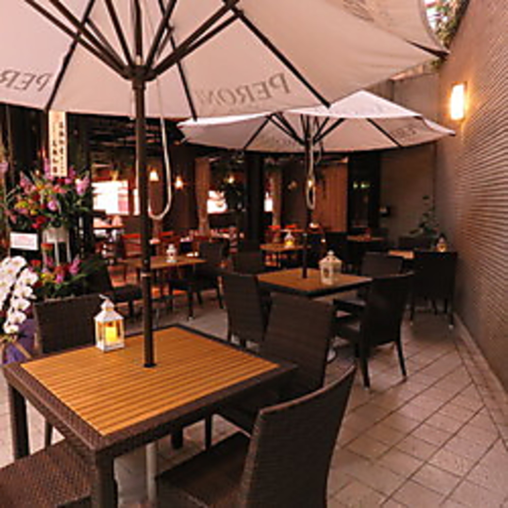 テラス席はランチとディナーの時間帯で雰囲気が全く異なります♪