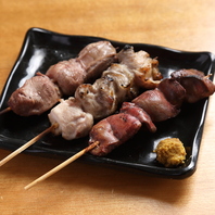 コスパ最高！店内で焼き上げる炭火焼き鳥、やきとん