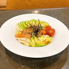 サーモンとアボカドのサラダ