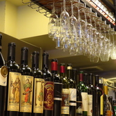 美味しさだけでなく、音と香りに加え視覚でもお楽しみいただける店内。一歩足を踏み入れると、鉄板で調理する音や香りにつつまれたカジュアルな雰囲気で、心からリラックスしていただけます