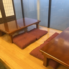 【くつろぎMAX】足を伸ばせる居心地抜群の小上がり！赤い座布団と木のテーブルが実家のような安心感♪1～3卓まであり、人数に合わせてテーブルの結合も自由自在！少人数でものんびりくつろげる癒やしエリア。