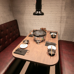 4名まで利用可能なプライベート個室完備大切な人との食事や落ち着いて話したいシーンに最適な、4名までの個室をご用意。まわりを気にせず、上質なジンギスカンと会話を楽しめる大人の特別空間です。