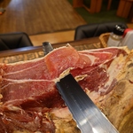 カウンターに鎮座する原木生ハム「ハモン・セラーノ」。オーダー後にスライスして提供いたします。