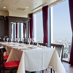 特別な日のご利用には、最大20名様まで収容可能な半個室がおすすめです。落ち着いたプライベート空間となっており、接待や親族でのお祝い事など、大切なシーンに重宝します。窓外にはスカイツリーや夜景が広がり、大切なゲストへのおもてなしにも最適。格式高さと居心地の良さを兼ね備えた空間です。